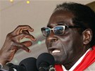 Prezident Zimbabwe Robert Mugabe ení na oslav svých 89. narozenin (4. bezna
