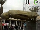 Strení sochy nkdejího syrského prezidenta Háfize Asada ve mst Rakká (4.