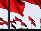 Rudé vlajky nad pekingským Palácem lidu, kde ínský parlament volí nového