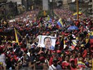 Venezuelané truchlící za Huga Cháveze v ulicích Caracasu (6. bezna 2013)