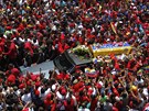 Rakev s ostaky Huga Cháveze v ulicích Caracasu (6. bezna 2013) 