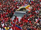 Rakev s ostaky Huga Cháveze v ulicích Caracasu (6. bezna 2013) 