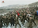 Severokorejtí vojáci vítají Kim ong-una (8. bezna 2013)