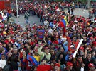 Venezuelané ekají v mnohahodinových frontách na anci spati tlo Huga Cháveze