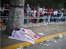 Venezuelané ekají v mnohahodinových frontách na anci spati tlo Huga Cháveze
