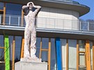 Socha ped moderní knihovnou v Dín pvodn stála na budov kulturního