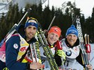 STŘELCI POD MŮSTKEM. Tři nejlepší biatlonisté ze závodu SP v Oslu pózují před