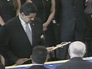 Nicolás Maduro poloil na chávezovu rakev repliku mee Simona Bolívara (8.