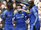 DOBRÁ PRÁCE. Fotbalisté Chelsea se radují z gólu. Úspěšným střelcem je Demba Ba