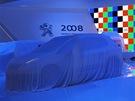 Pod prhlednou bílou plachtou se schovává malý Peugeot 2008.