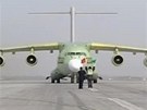 ínský transportní letoun Y-20 a americký stroj C-17 Globemaster