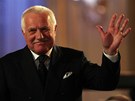 Odcházející prezident Václav Klaus se zdraví s lidmi, kteí dorazili na