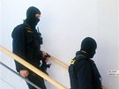 Maskovaní policisté picházejí do sídla protikorupní policie v Ústí nad Labem,