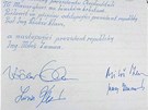 Na hbitov v Lánech se podepsaly oba prezidentské páry, konící i nastupující,