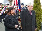 Oba prezidentské páry, konící Klausovi i nastupující Zemanovi, uctili památku