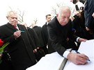 Na hbitov v Lánech se podepsaly oba prezidentské páry, konící i nastupující,