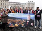 Píznivci Miloe Zemana dorazili k Praskému hradu podpoit nového prezidenta....