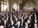 Hosté ve Vladislavském sále Praského hradu sledují projev nového prezidenta