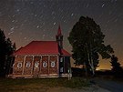 Takto fotograf zaznamenal jasnou noní oblohu nad kostelem v Gruni.