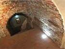 Opravené historické sklepy nabízí i  prhled malým okénkem do katakomb. Vstup