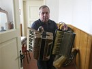 Místostarosta Lesonic Miroslav Dohnal ukazuje některé z nástrojů, jež se zatím