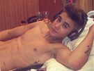 Justin Bieber dal na Twitter fotku z londýnské nemocnice, kde strávil noc po...