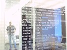 Sklenná dvení kídla zdobí text, který se zobrazuje na monitoru pi startu...