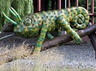 Devná socha Chameleona z dílny chomutovského sochae Vojtcha Návrata stojí