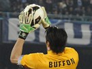 Gianluigi Buffon, branká Juventusu, zasahuje v duelu s Neapolí.