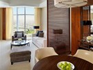 Luxusní interiér apartmá typu executive, ve ladno do tón hndé a vanilkové.