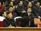 V LÓI. Kim ong-Un s Dennisem Rodmanem fandí pi basketbalovém zápase. 