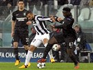 KDO BUDE ÚSP̊NJÍ? Fabio Quagliarella z Juventusu svádí souboj s Victorem