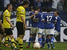 DERBY JE NAE! Fotbalisté Schalke se radují z gólu proti rivalovi z Dortmundu.