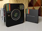 Grafický návrh fotoaparátu Polaroid Socialmatic Camera s ukázkou tisku.