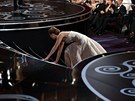 Jennifer Lawrence pi výstupu na pódium upadla.