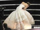 Tento pád Jennifer Lawrence na Oscarech inspiroval k vtipné "reklam" na Dior.