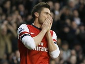 PROČ? Fotbalista Arsenalu Olivier Giroud předvádí gesto zmaru po tom, co nedal