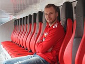 NA LAVICE. Michal Kadlec na stadionu Bayeru Leverkusen. 