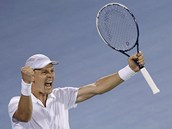 JE TO TAM! esk tenista Tom Berdych v Dubaji prv udolal vcarskho