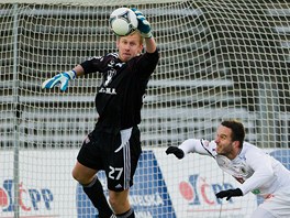 SEBERU TI TO. Zakonen hradeckmu fotbalistovi znemonil brank Zdenk Zlmal