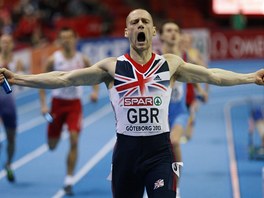 Britský běžec Richard Strachan slaví zlato ze štafety na 4x400 m na HME v