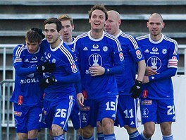 GRATULACE. Olomoučtí fotbalisté v Hradci Králové dvakrát s Janem Navrátilem