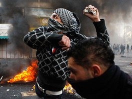 KAMENY A NÁSILÍ. Stety rozzlobených Palestinc s izraelskými vojáky v Hebronu...