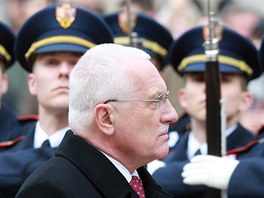 Václav Klaus prochází kolem voják Hradní stráe po slavnostní prezidentské...