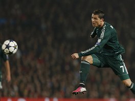 Cristiano Ronaldo z Realu Madrid pálí na branku Manchesteru United v...