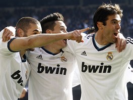 Fotbalisté Realu Madrid se radují ze vsteleného gólu.