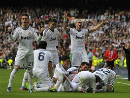 Fotbalisté Realu Madrid se radují ze vsteleného gólu.