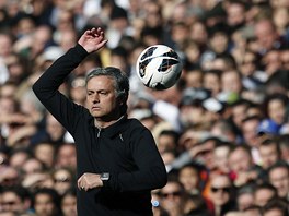 Trenér José Mourinho z Realu Madrid sleduje své svence.