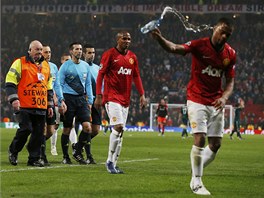 Frustrovaní hrái Manchesteru United opoutjí trávník a za nimi krái rozhodí...