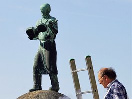 Socha houslae stoj na estnm mst v centru msta Luby na Chebsku. Je